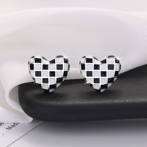 2pairs Checkerboard love earrings female design mosaic earrings black and white lattice earrings