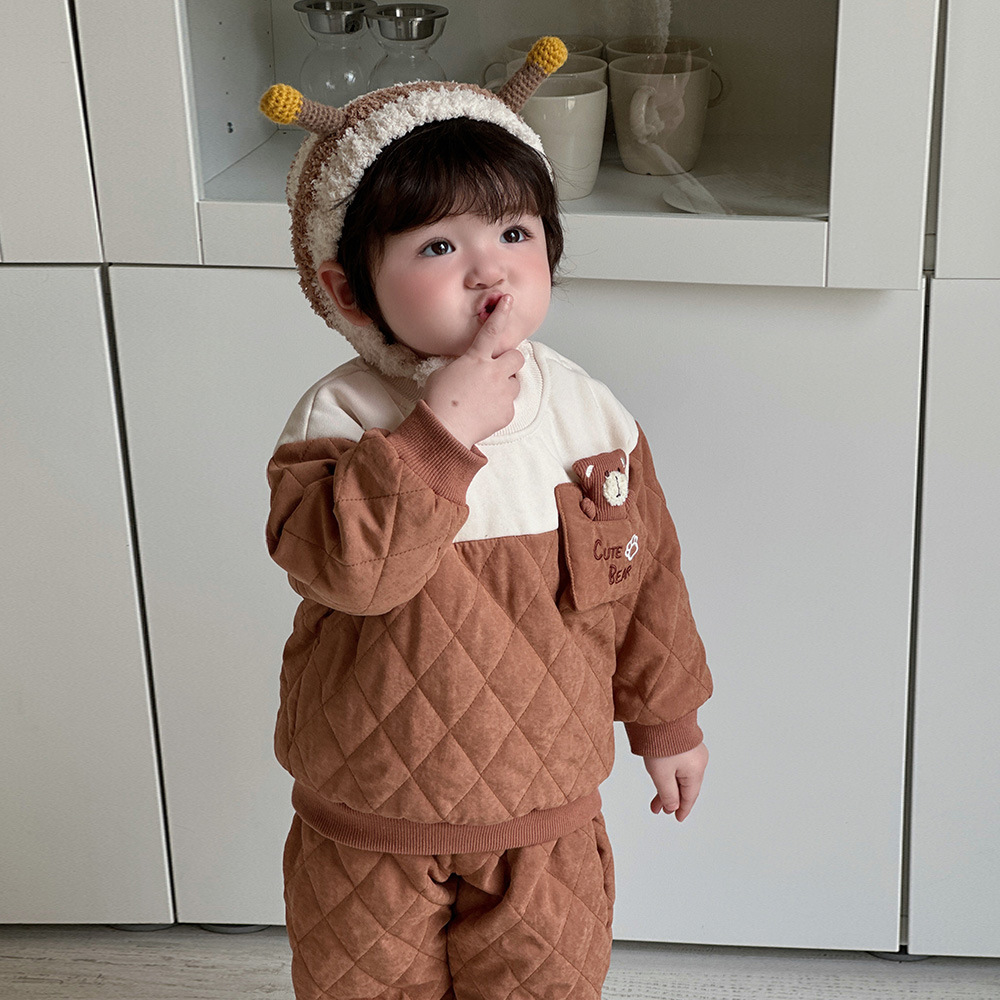 2024 nuevo bolsillo de oso de dibujos animados de estilo occidental de bebé de invierno grueso cálido cómodo y suave traje de salida de bebé