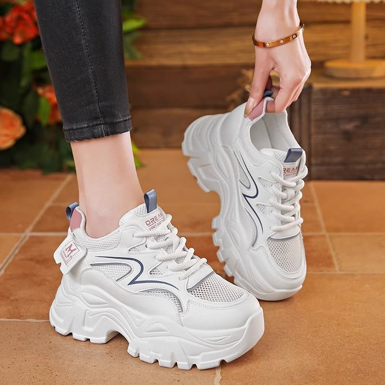 Zapatos pop-up de suela gruesa para mujeres 2025 primavera nueva red transpirable aumentando la altura de los zapatos deportivos casuales blancos