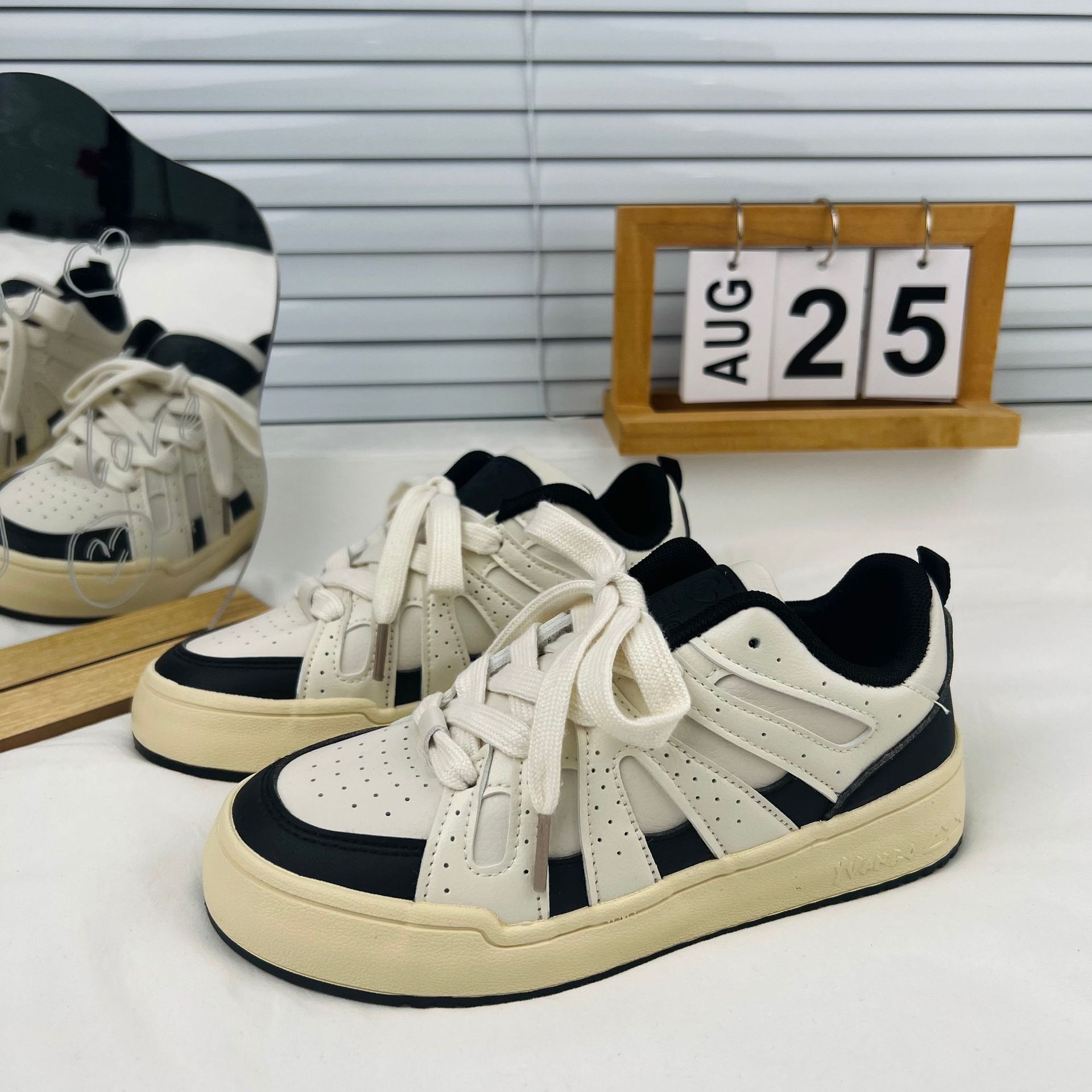 Estilo coreano estudiante versátil zapatillas de deporte de las mujeres nuevo bajo-top deportes zapatos de lona casuales zapatos de mujer estilo de Hong Kong transpirable zapatos de moda plana