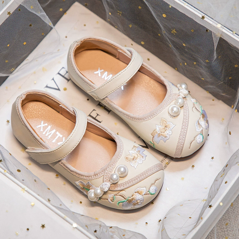 Обувь Hanfu для девочек. Детская обувь с вышивкой в ​​древнем стиле. Весна и осень 2025 года. Кожаная обувь в китайском стиле для маленьких девочек. Модные туфли принцессы на плоской подошве для девочек.