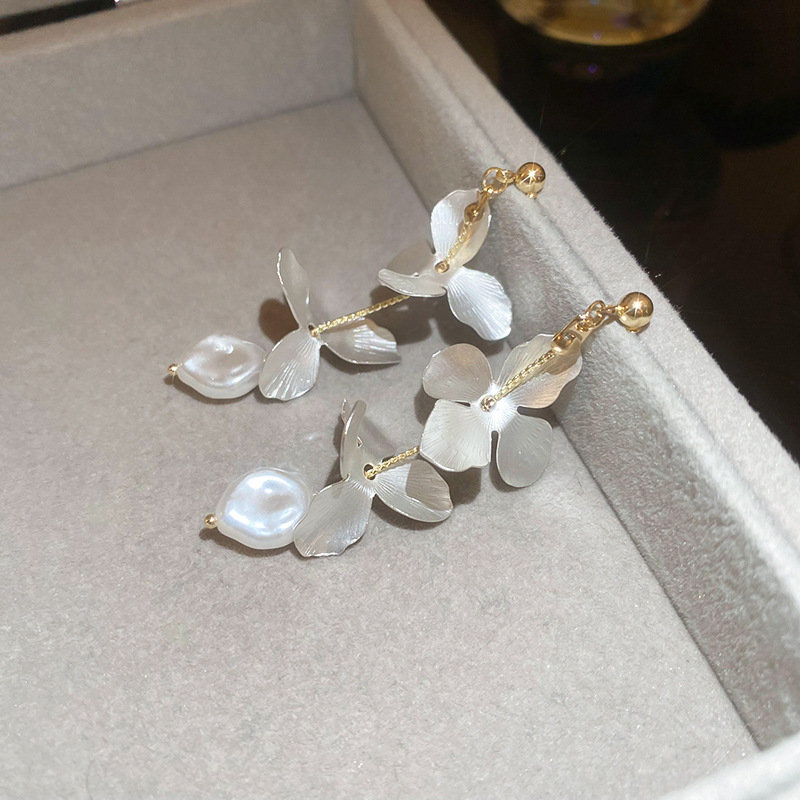 Pendientes de borla de pétalo de perla artificial con aguja de plata Pendientes de borla largos de súper hada francesa Pendientes de temperamento de alta calidad