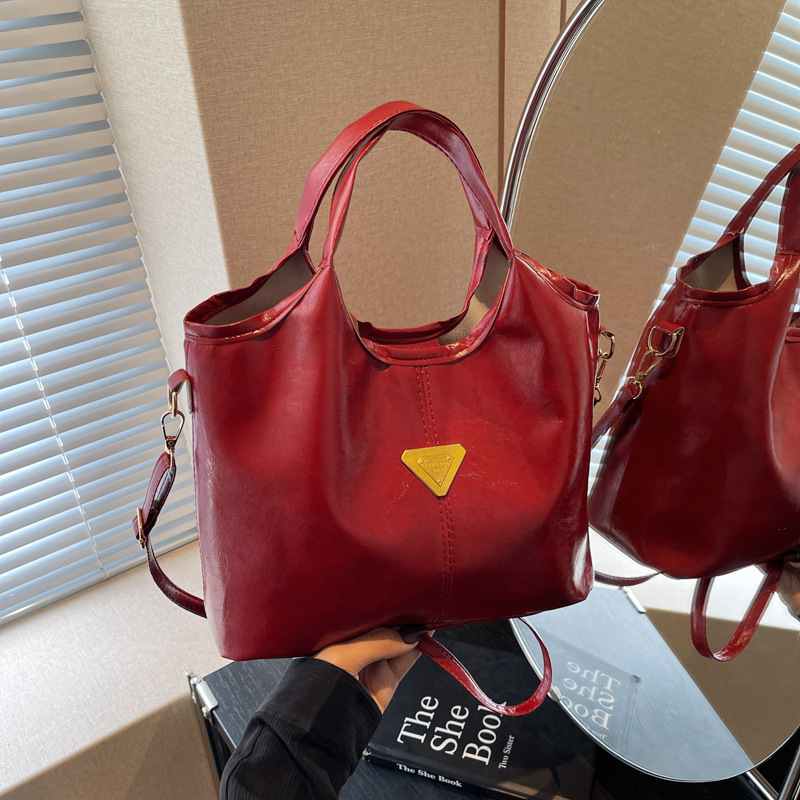 Tide retro nicho bolso de mano mujer 2025 primavera nueva piel de cera de aceite de transporte de gran capacidad bolso de hombro mochila