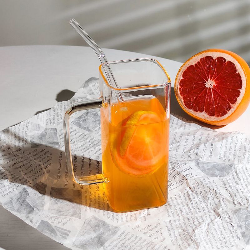 Vaso de vidrio con alto contenido de borosilicato con asa, taza de agua de paja cuadrada de alto valor para el hogar, taza de agua calefactable de fondo plano resistente a altas temperaturas