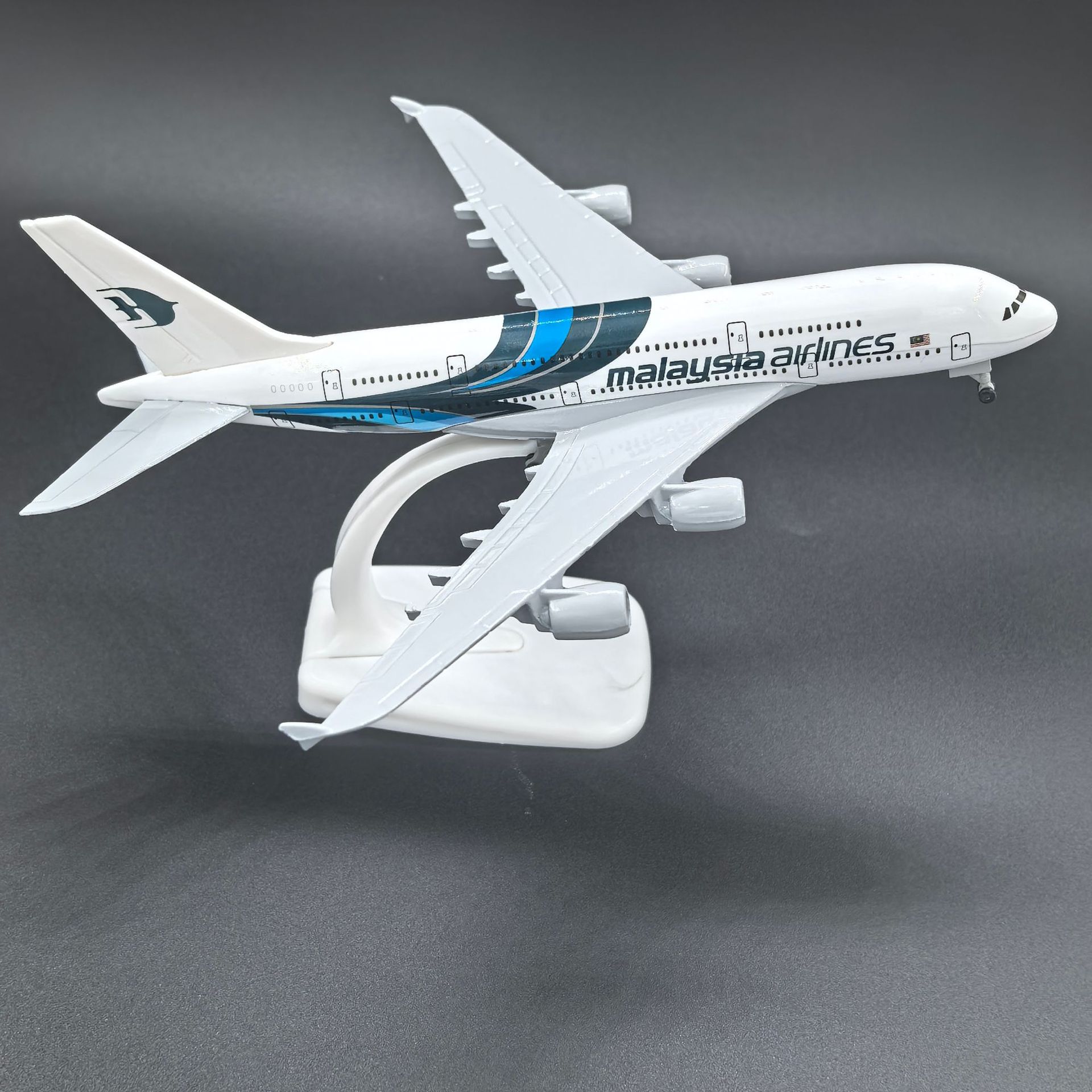 20CM马来西亚航空A380合金飞机模型静态摆件玩具摆件送礼收藏品