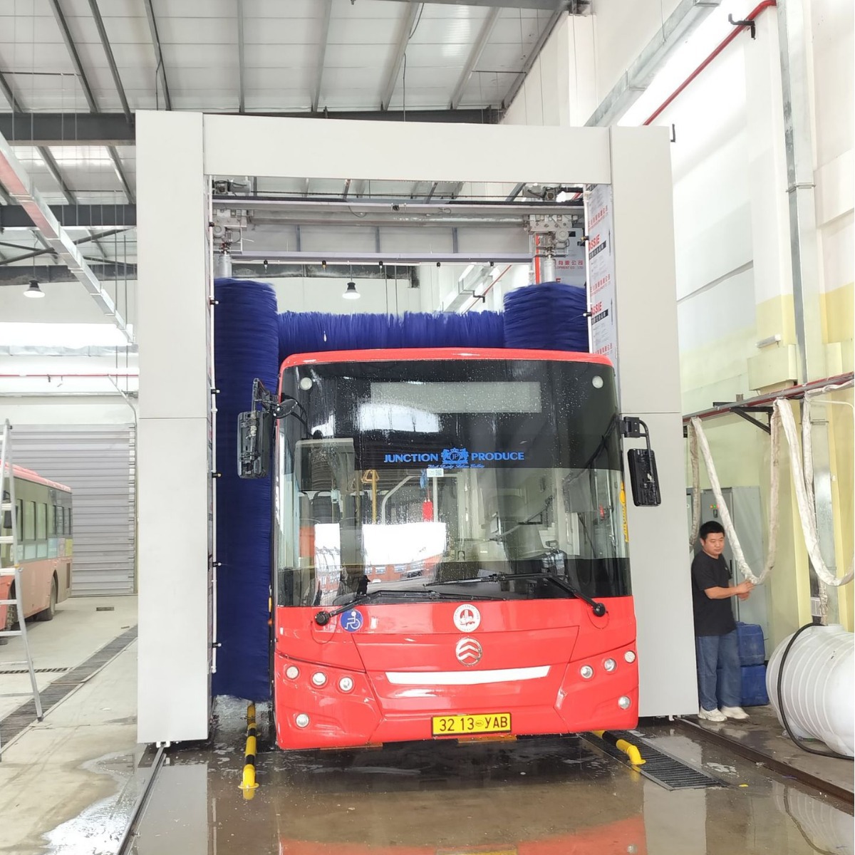 Máquina de lavado de coches automática de fabricación de equipos de procesamiento de túnel pórtico a través de la máquina de lavado de coches de autobús computadora comercial a gran escala