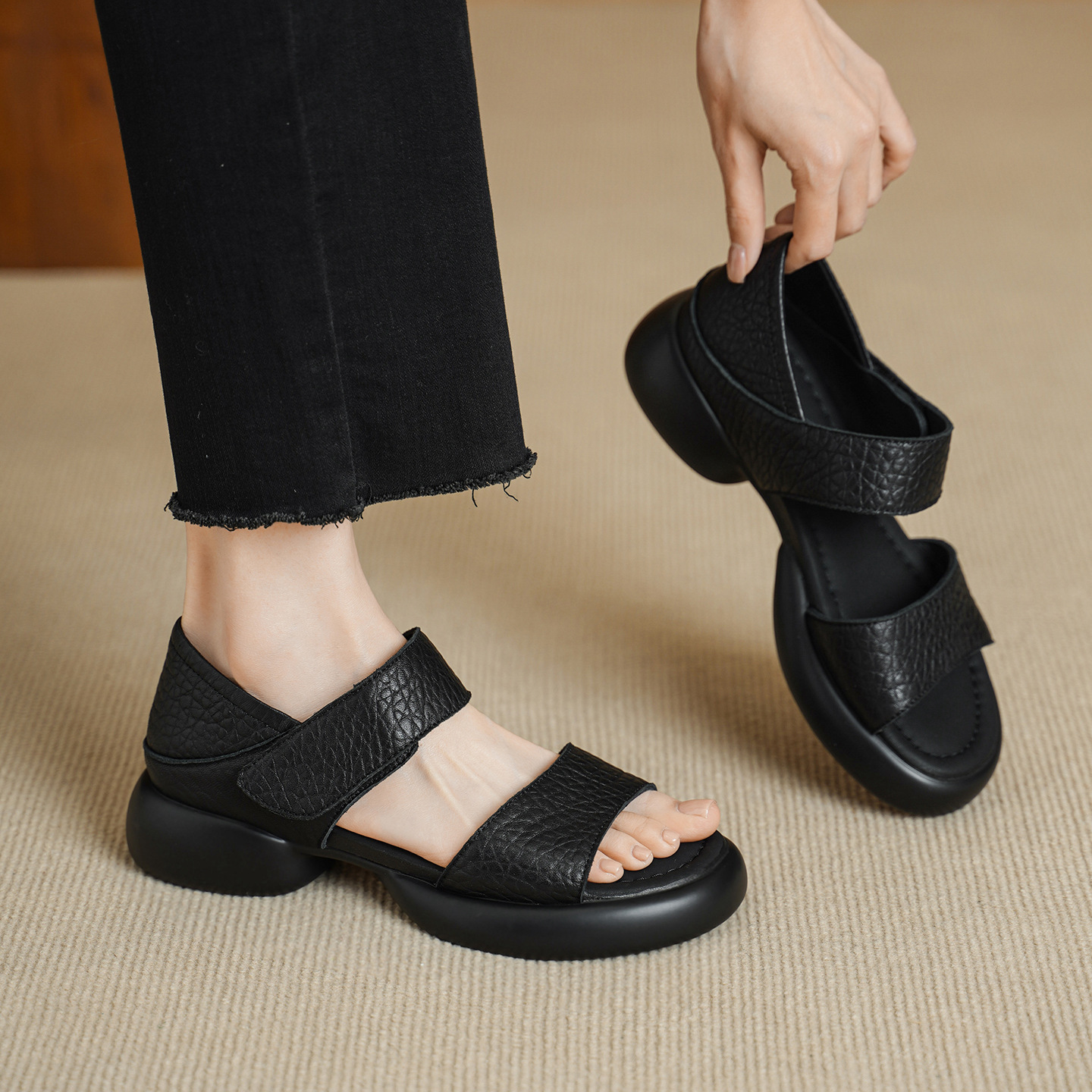 Sandal nữ hở mũi gót vuông 4 cm quai ngang đế dày chất liệu da dê — đen