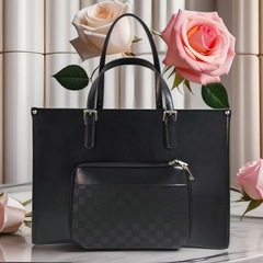 今年はトートバッグの女性バッグが流行しています。