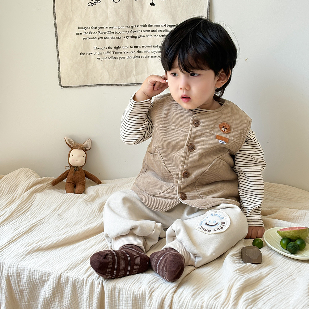 Versión coreana de ropa de otoño e invierno para bebés, chaleco de pana grueso y cálido más pantalones de terciopelo, camisa de fondo a rayas, traje de tres piezas