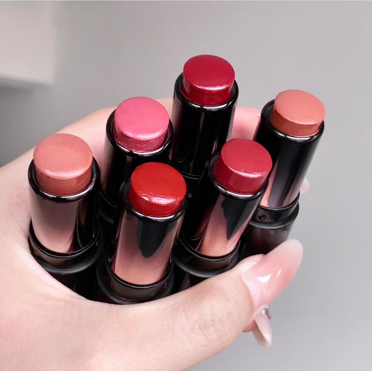 NINISOSO Beige lipstick is hydrating, delicate and does not dry out, making the lips look fair and chubby. It has a natural summer atmosphere and is a lipstick for women undefined