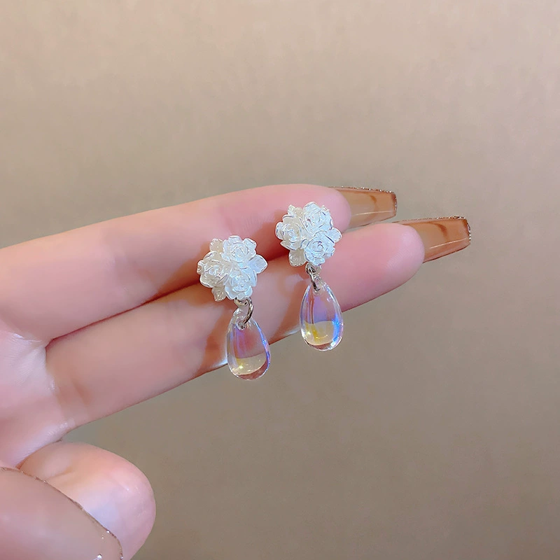 Свежие серьги, украшенные цветами