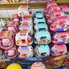 新型の電動のぬいぐるみは男の子と女の子を動かします。