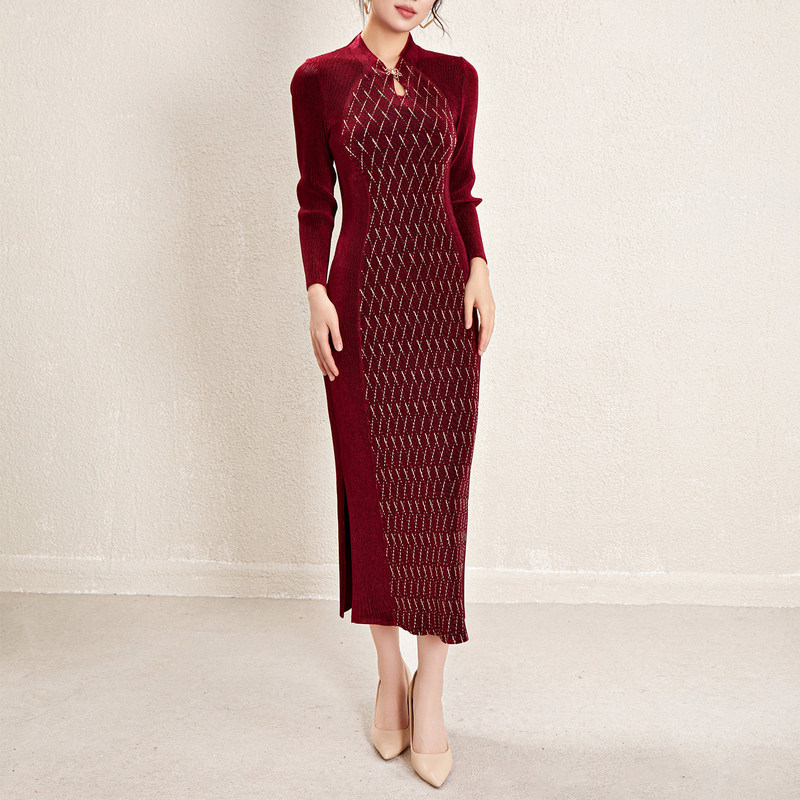 Light Luxury Retro Elegant Improved Cheongsam Women's New Long-Sleeved Dress Skirt Mother's Velvet Pleated Long Skirt with Slits on Both Sides