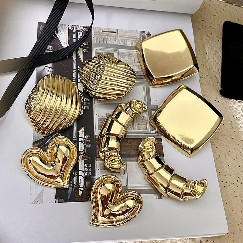 30g Weight Alloy Ear Needle Material Earrings Classification 1 Pair Quantity Daily Occasion Alloy Material Geometric, Heart Shape Pattern Women's Gender Plating Design IG Style, Retro Style 1 Pair IG Style Retro Geometric Heart Shape Plating Alloy Earrings 4