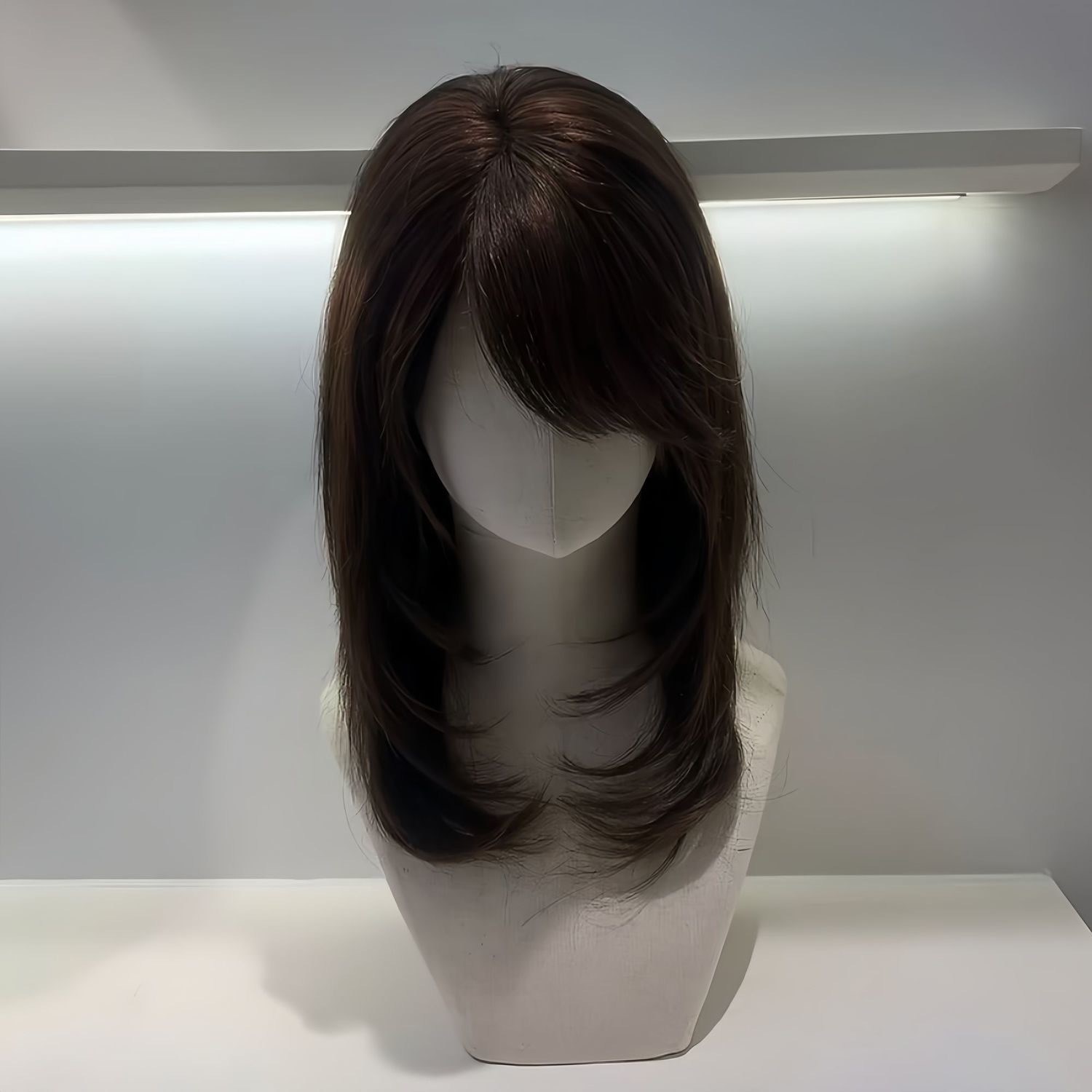 Connie helhodeparykk for kvinner med presis snitt og sidesmell, lagdelt japansk stil i mellomlengde, inspirert av Kusanagi