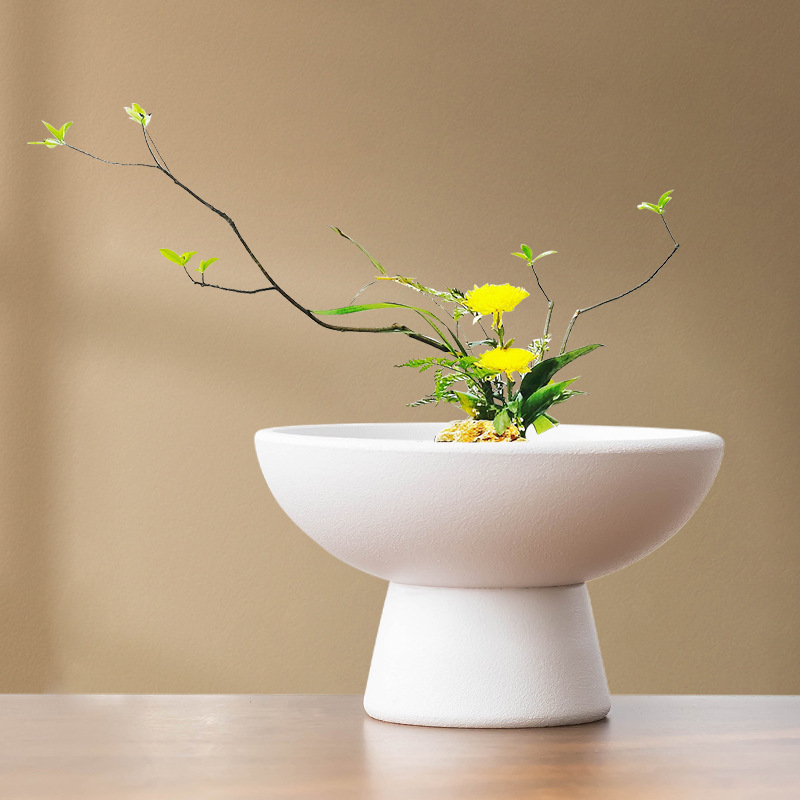 創意は簡単で、剣山の生け花器の植木鉢に飾られています。|undefined