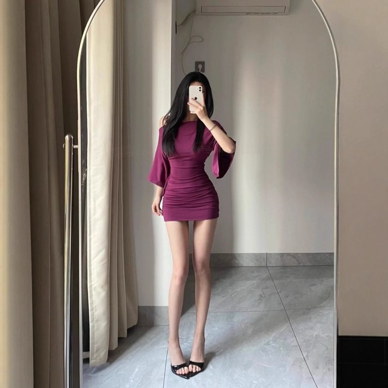 Gentle and Flattering One-Shoulder Pleated Two-Way Dress with Slim Waist and Flared Sleeves, Perfect for Spring and Summer Gentle and Flattering One-Shoulder Pleated Two-Way Dress with Slim Waist and Flared Sleeves, Perfect for Spring and Summer