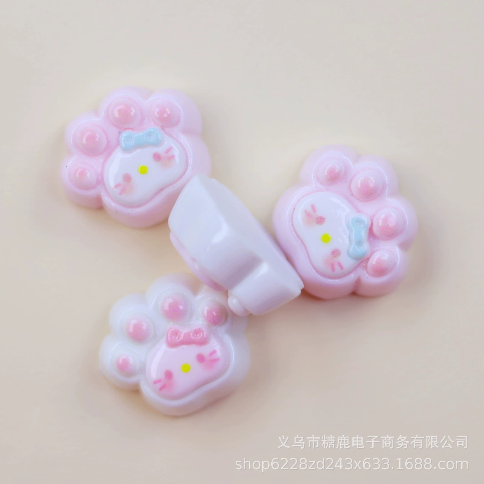 Симпатичные пухлые мяуканые кошачьи когти