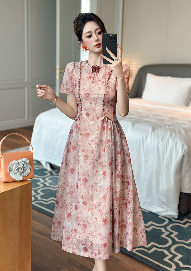 Váy đầm nữ hè 2026 phong cách retro đính cườm in họa tiết thắt eo màu hồng — hồng chi tiết 1