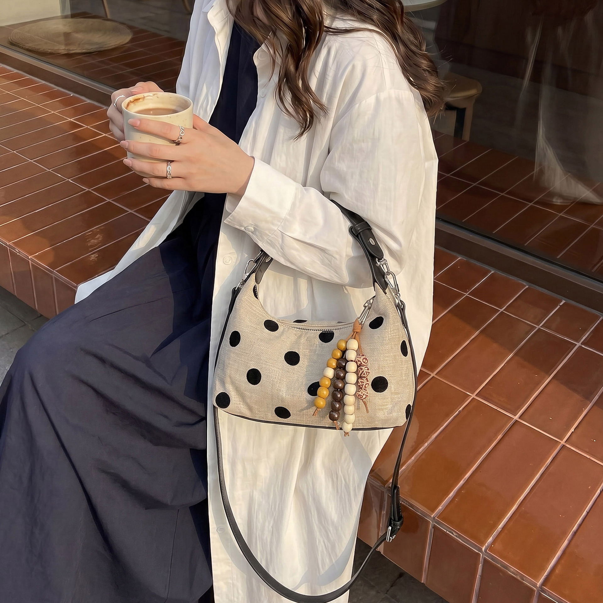 Bolsa de mano de lino ultra caliente, punto de onda, mujer 2026 nuevo nicho Zhongxiao universal, mochila de hombro para viajar
