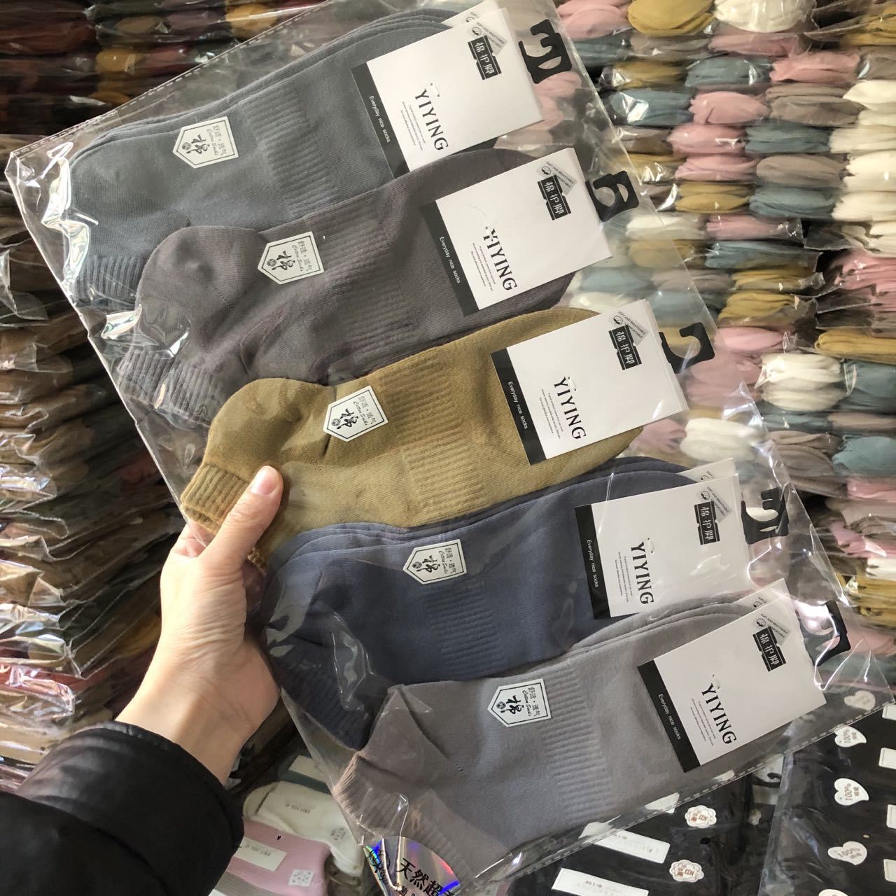 ¡Todo-fósforo clásico del color sólido! Primavera y verano calcetines de los deportes de los hombres delgados calcetines de algodón cortos blancos y negros elásticos grandes al por mayor