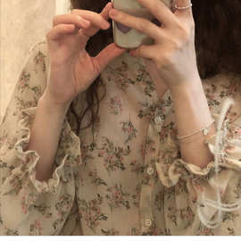 鬼马少女系清新碎花衬衫女20春装气质简约v领喇叭袖锁骨上衣