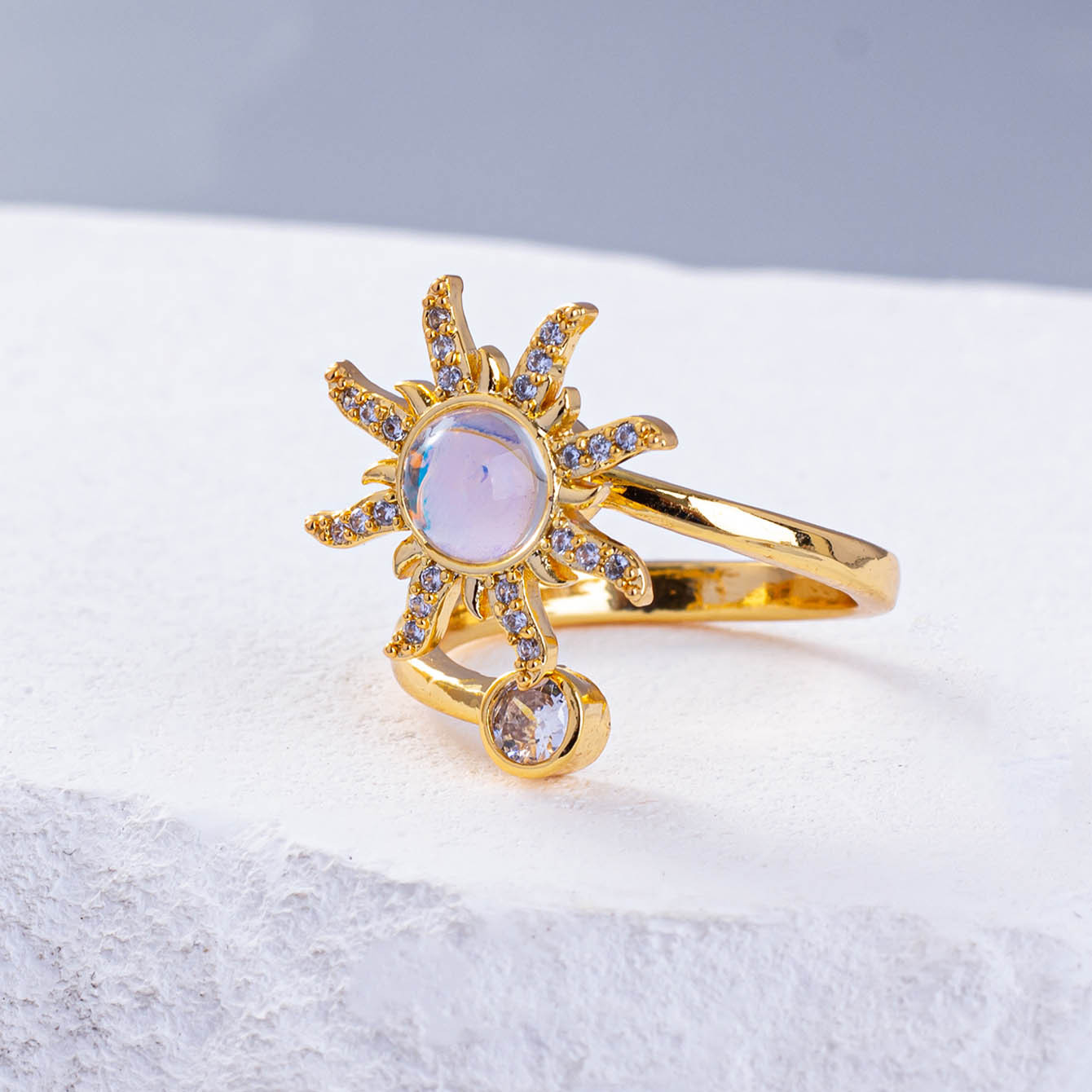 Funkelnder Ring für Damen, mit romantischem Flair gefertigt. Elegant und komfortabel, entworfen, um Ihren Charme zu unterstreichen. Ein dezentes und dennoch atemberaubendes Schmuckstück für Verabredungen._voghion.com