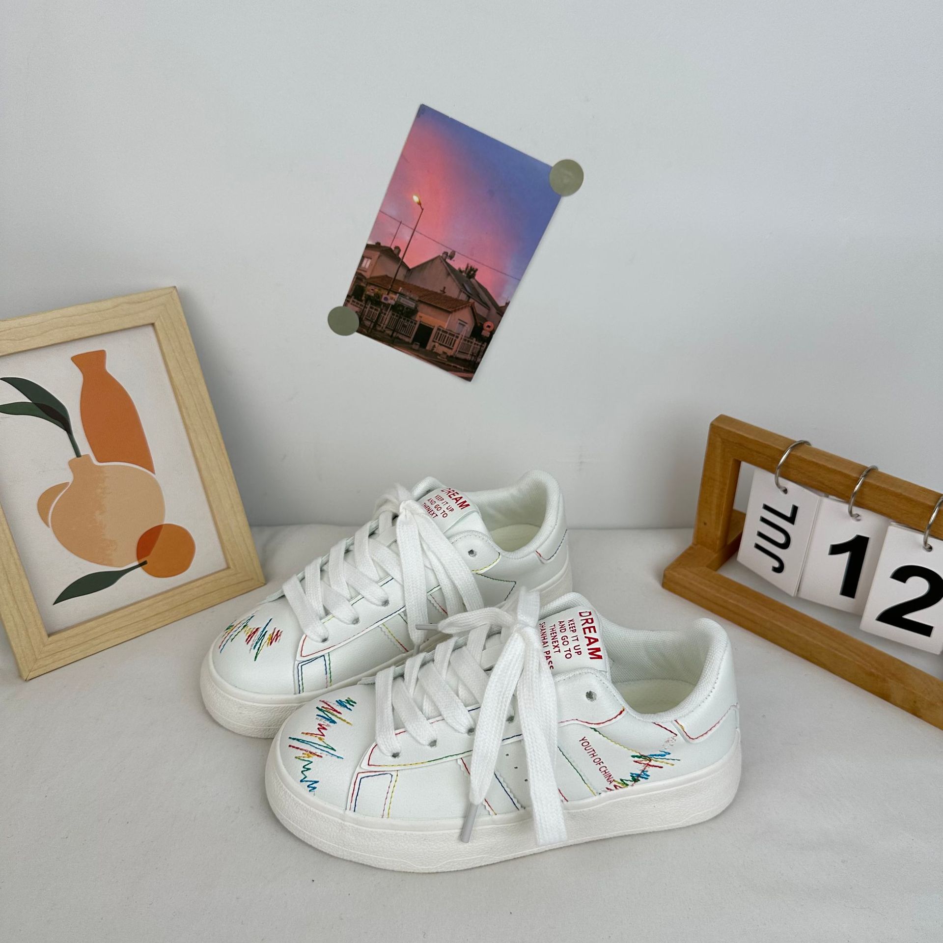 Yuanbo versión coreana de pequeños zapatos blancos zapatos de cuero para mujer zapatos de lona arco iris 2024 nuevos zapatos casuales de todo fósforo para el cabello