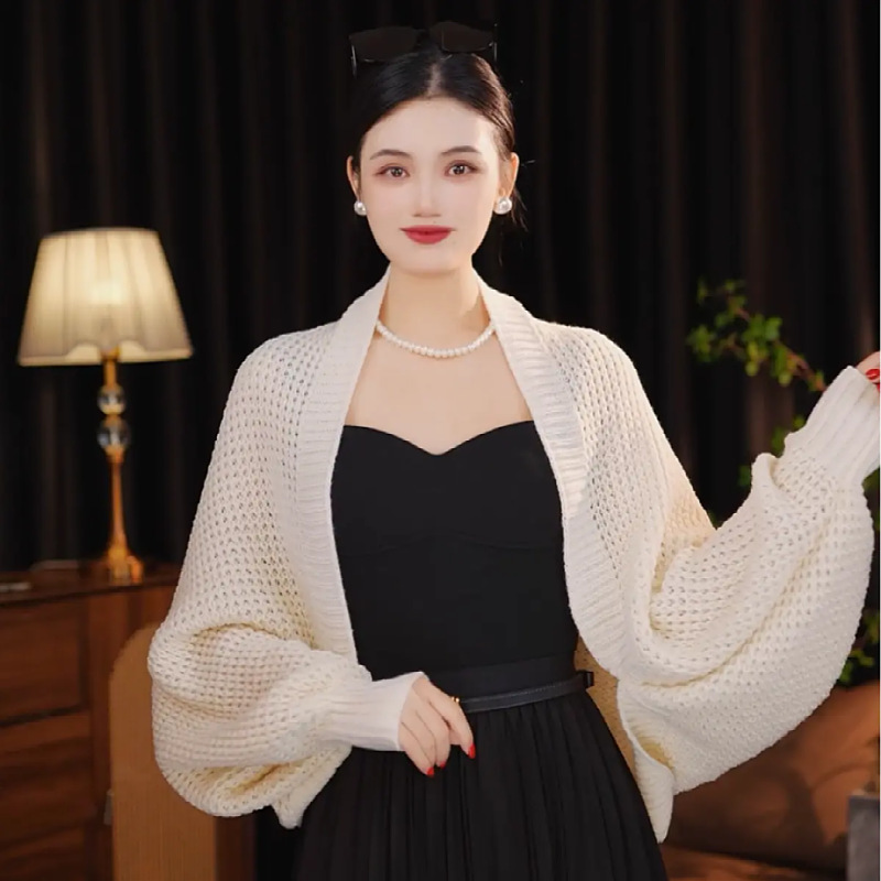 Elegant solid color fashionable knitted demi-season cloak