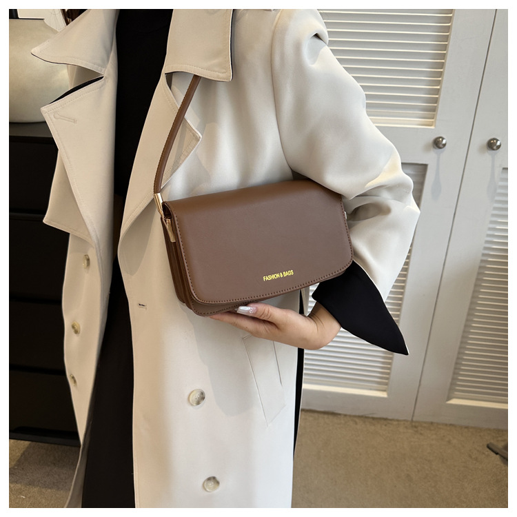 Texture simple et à la mode petit sac carré 2024 nouveau sac à bandoulière polyvalent de banlieue version coréenne sac à aisselles design de niche à la mode_voghion.com