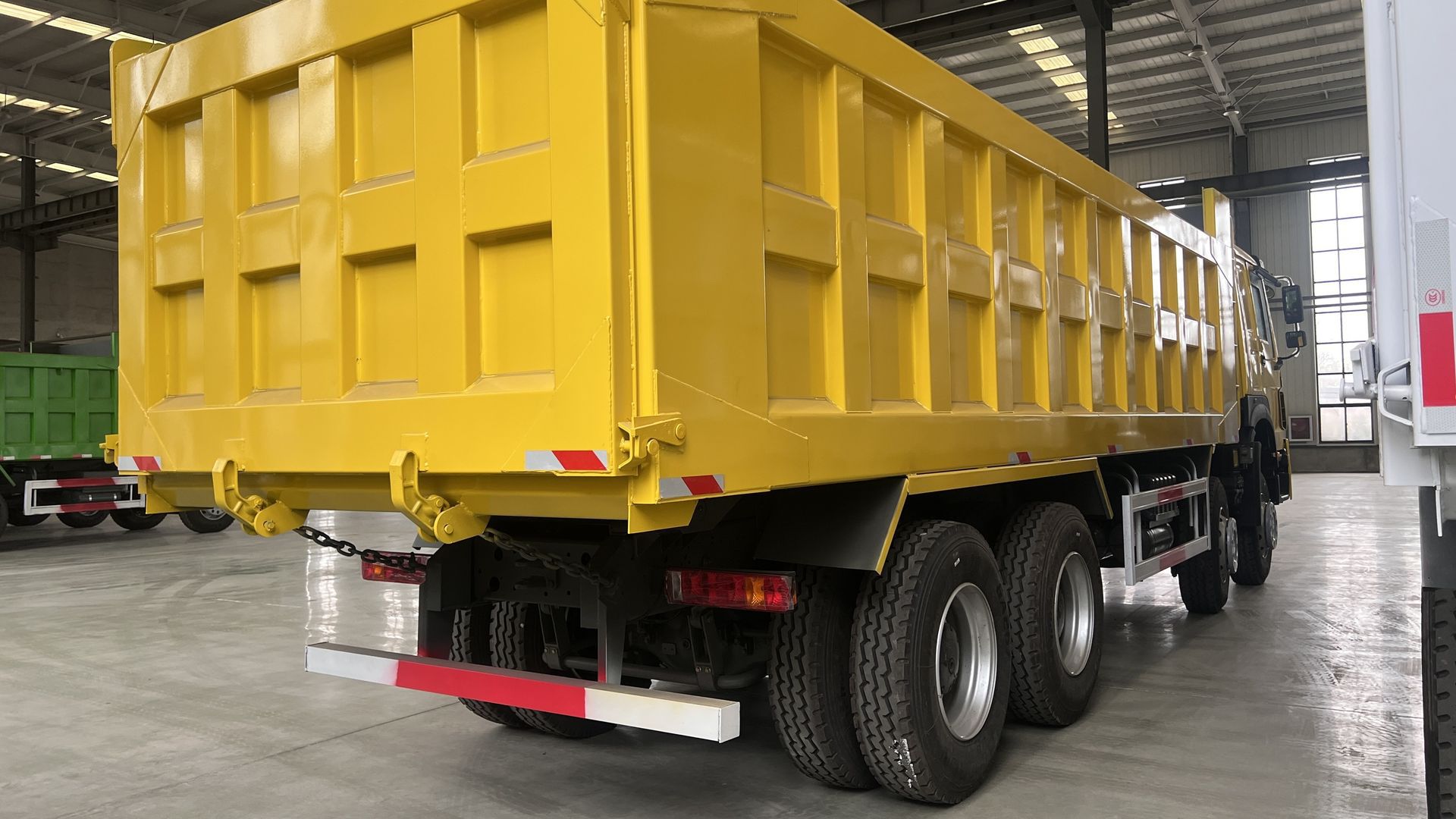 Sinotruk Howo 8X4 Dump Truck with Weichai Engine, Right-Hand Drive Engineering Transport Dump Truck, Exclusively for Cross-Border Sales