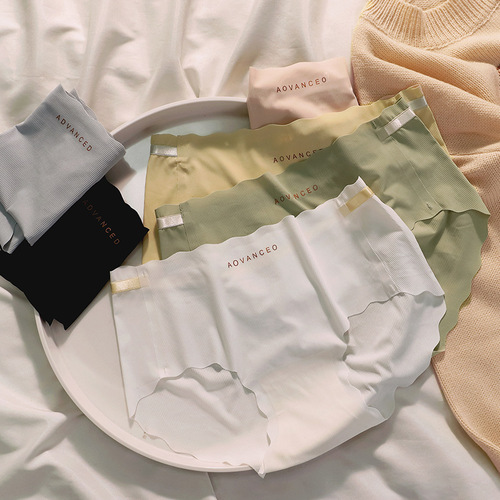 Independently installed new style seamless women's underwear fine thread ice silk nude feeling 3D peach hip mid-waist breathable briefs batch