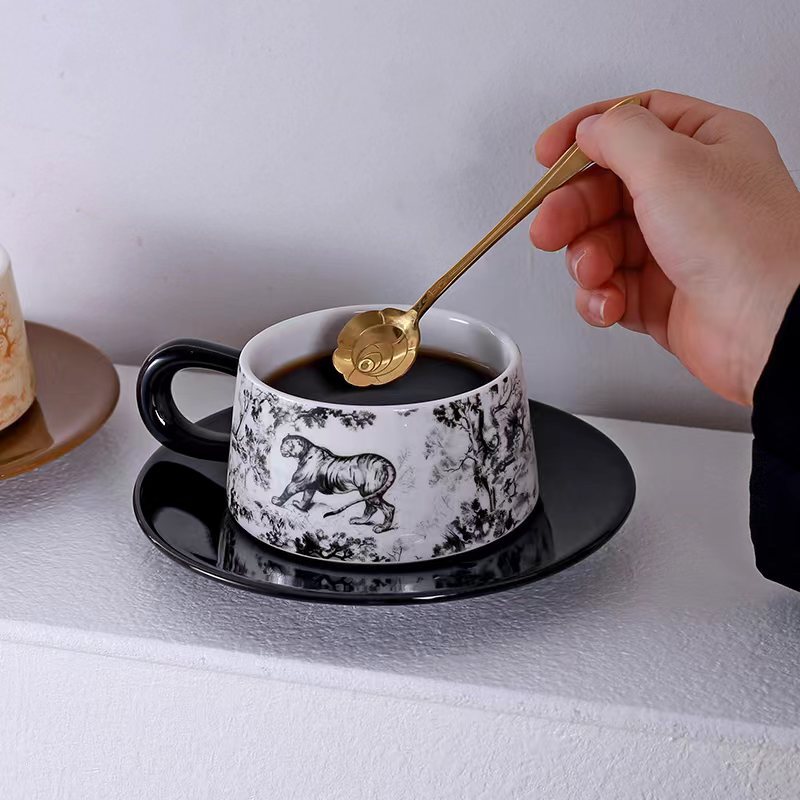 Tazas y platillos retro franceses de alto valor de la cara tigre y dragón con tazas de café con tazas de cerámica negra exquisita taza de menú de la tarde