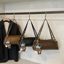 缪家秋冬新品机车包植鞣泡泡羊皮慵懒风法棍包时尚通勤手拎腋下包