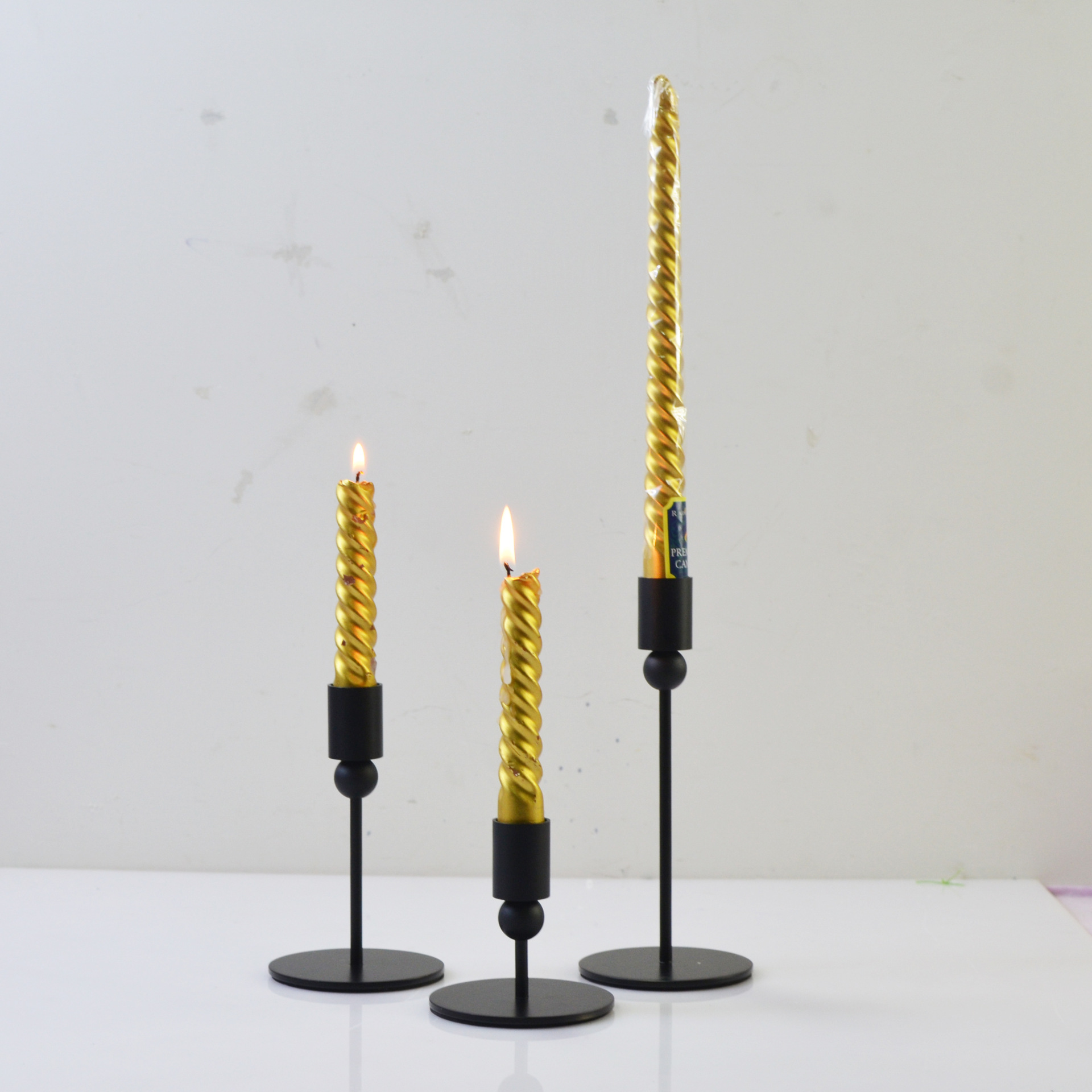 Nordic bola de hierro decorativo titular de la vela de tres piezas conjunto simple candelabro Negro occidental de una sola cabeza decoración candelabro transfronterizo