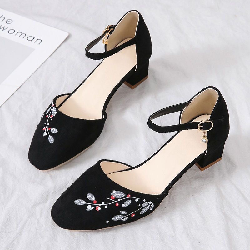 2026 verano nuevo estilo nacional de sandalias de cabeza de estilo hebilla de talón medio grueso zapatos de tacones bajos para mujeres