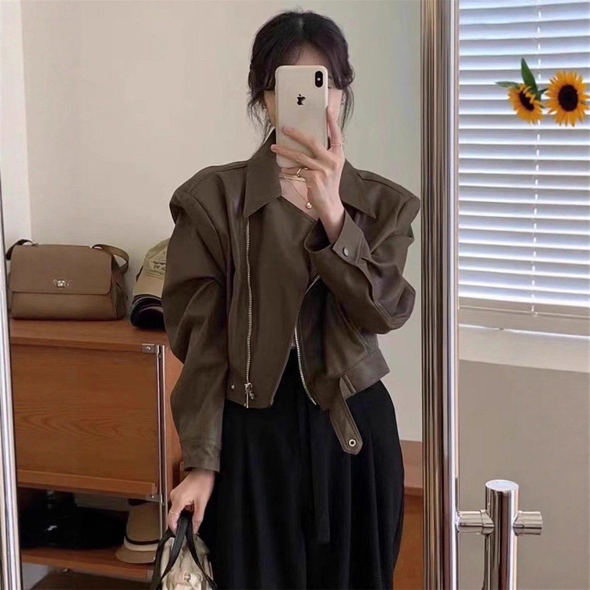 Short Leather Jacket for Women, Spring and Autumn Fashion, Slim-Fit Leather Coat, Stylish Turn-Down Collar, Petite Pu Leather, Slimming Versatile Jacket