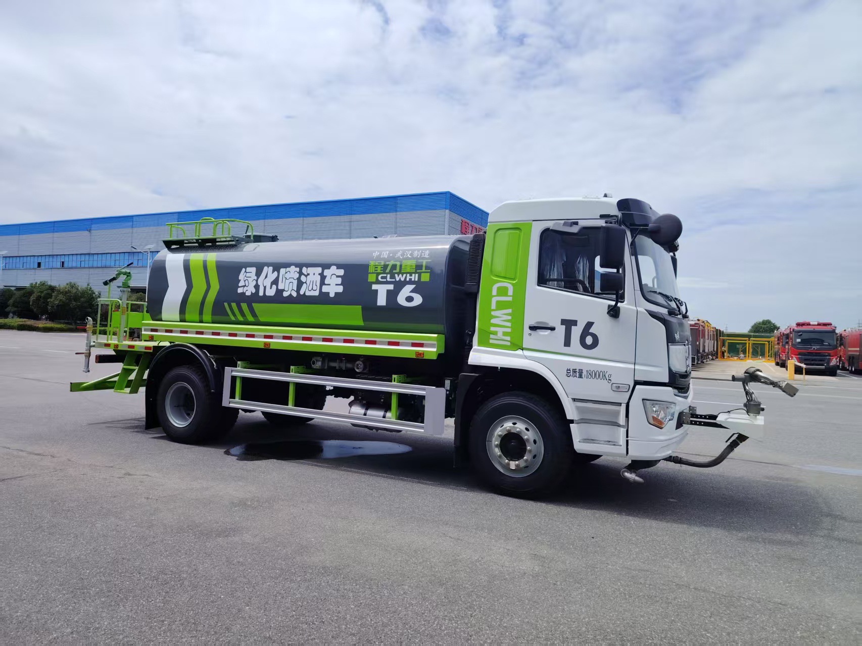 Chengli sprinkler truck manufacturer, Shacman Delong 12-ton and 15-ton models available with optional front-mounted fog cannon for foreign trade