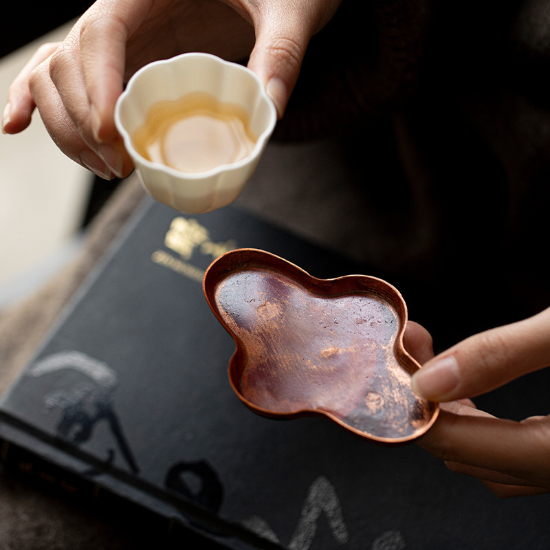 手作りの紫銅はコップをたたいて、小さいお茶を託します。|undefined