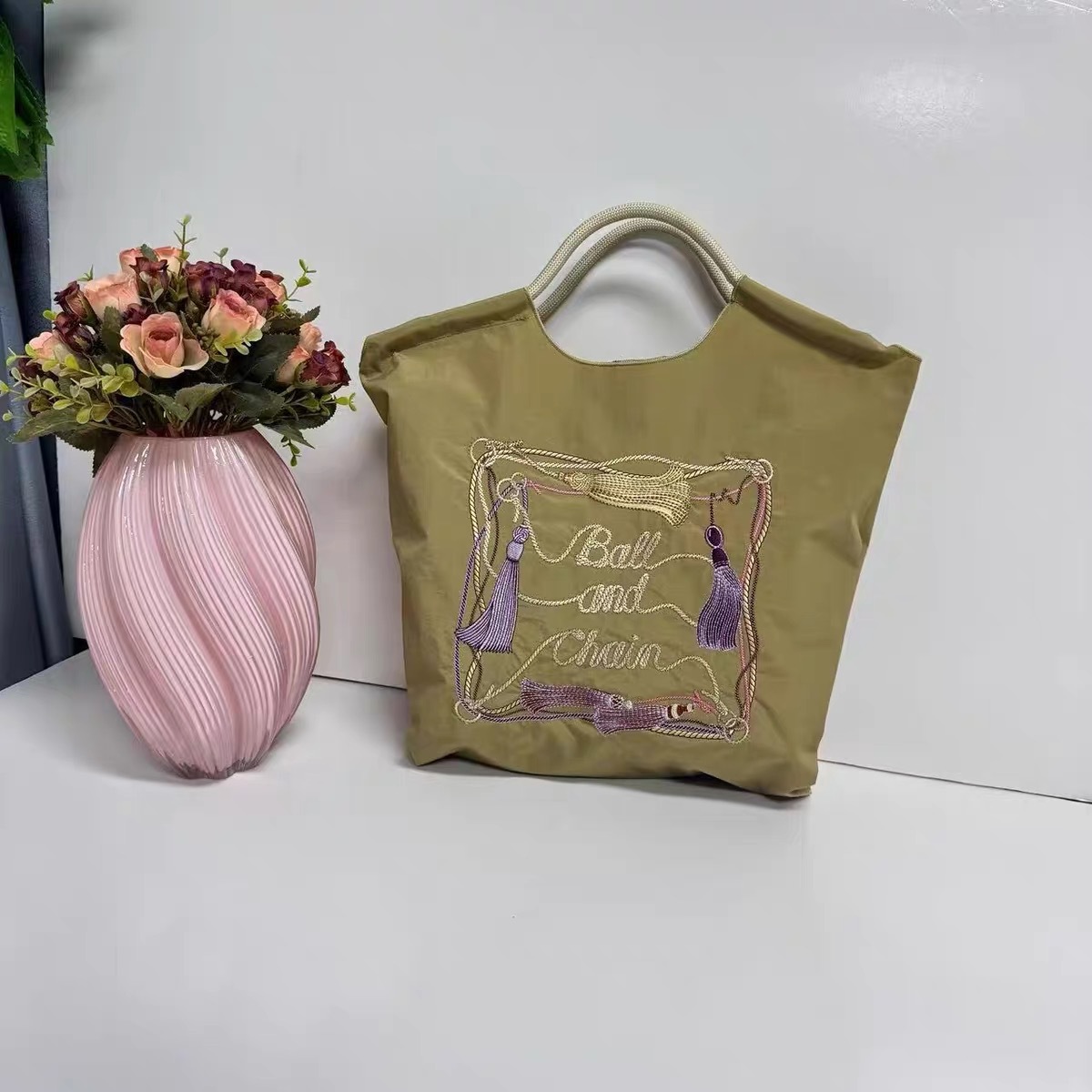 카키색 태슬 프레임