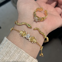 中古風ヴィンテージ雪花アイリスの花の形は贅沢な重工業の古いお金の風の指輪の装飾品です。