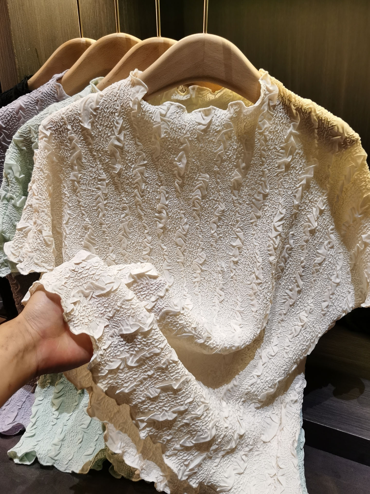 Áo thun nữ tay ngắn cổ tròn phối ren hoa nổi cao cấp — màu đen, Xanh lá cây nhạtcolor, màu tím nhạt, màu mơ