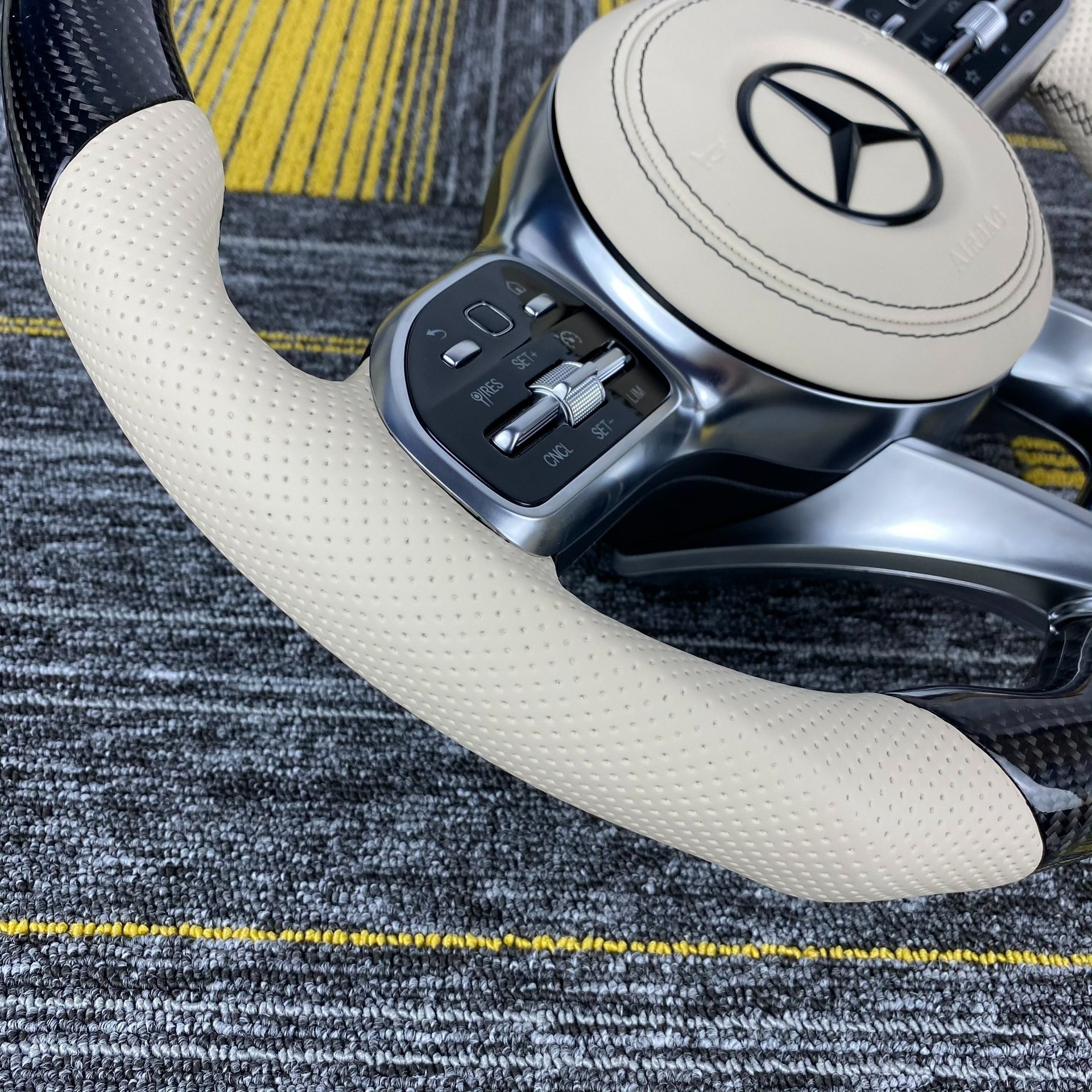 Suitable for Mercedes-Benz A, C, S, G, E-Class, GLE, GLC260, GLS300, E30, old models modified to new models, AMG carbon fiber steering wheel assembly