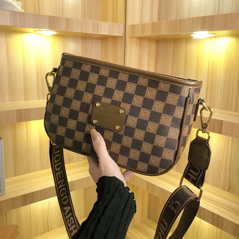 Women's bags 2023 new style versatile printed armpit bag Internet celebrity temperament high-end single shoulder crossbody bag small square bag_voghion.com