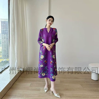 厂家直供2025春季新款褶皱印花V领连衣裙洋气减龄宽松显瘦连衣裙