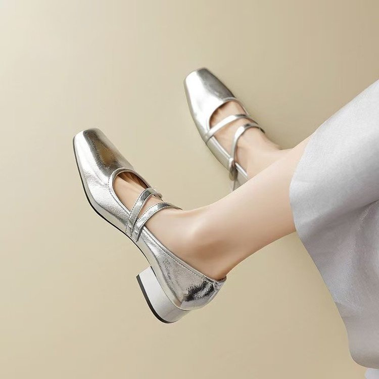 Fashionable autumn romantic and delicate elegant Mary Jane shoes low-cut, french style, autumn season 2025, trend of season, suitable for outdoor wear, suitable with a skirt, mid heel