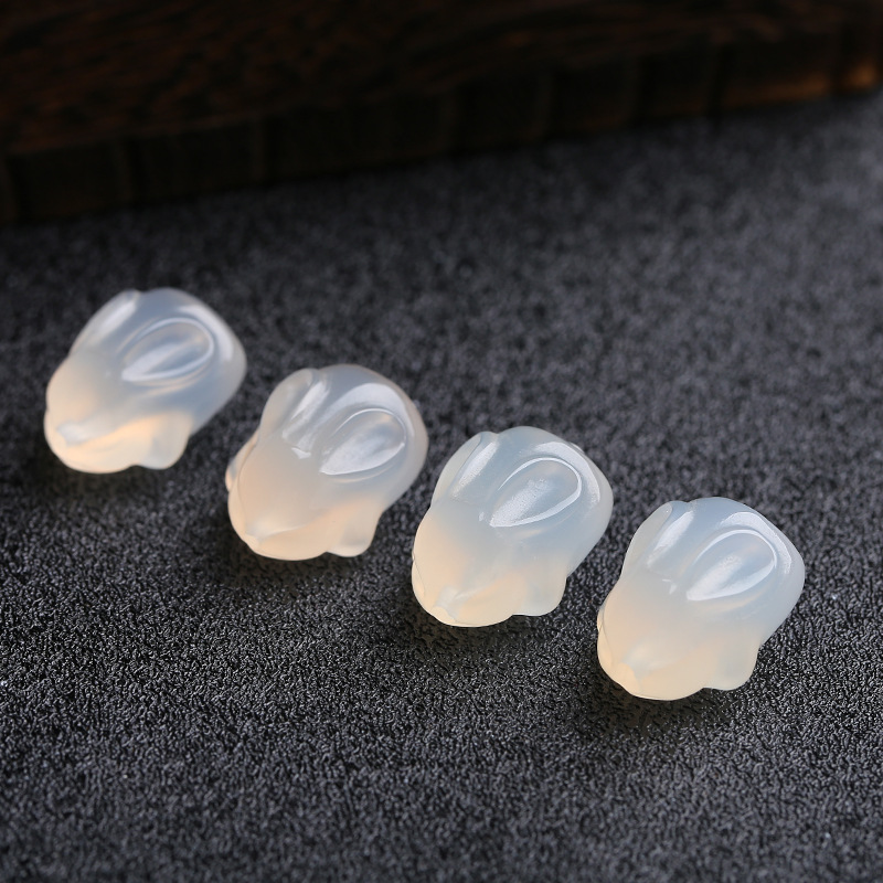 智贝详情图_12天然白玛瑙玉髓兔子玉兔吊坠DIY编织手链钥匙