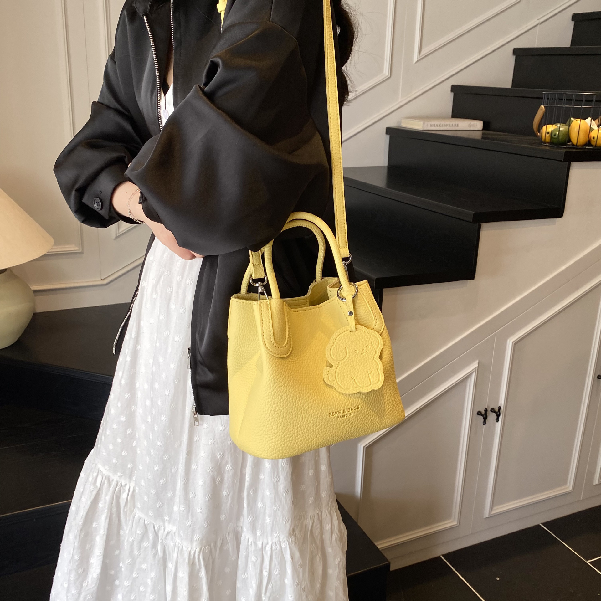 Bolso de patrón de lichi de alta gama para damas 2025 verano nuevo bolso de mensajero popular de todo fósforo bolso de cubo portátil de moda