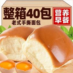 古いパンを手で裂いて、栄養朝食の怠け者のインスタント食品を食べてお腹がいっぱいになります。