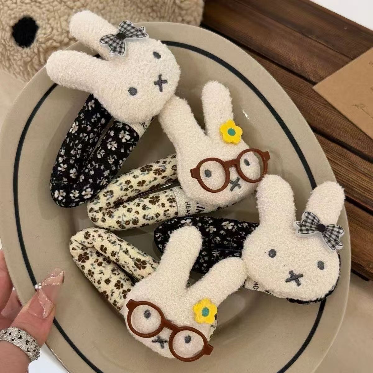 Milk coffee-colored floral rabbit-themed large cartoon duckbill hair clip, a new autumn/winter style, cute hair accessory for girls, suitable for styling bangs and updos